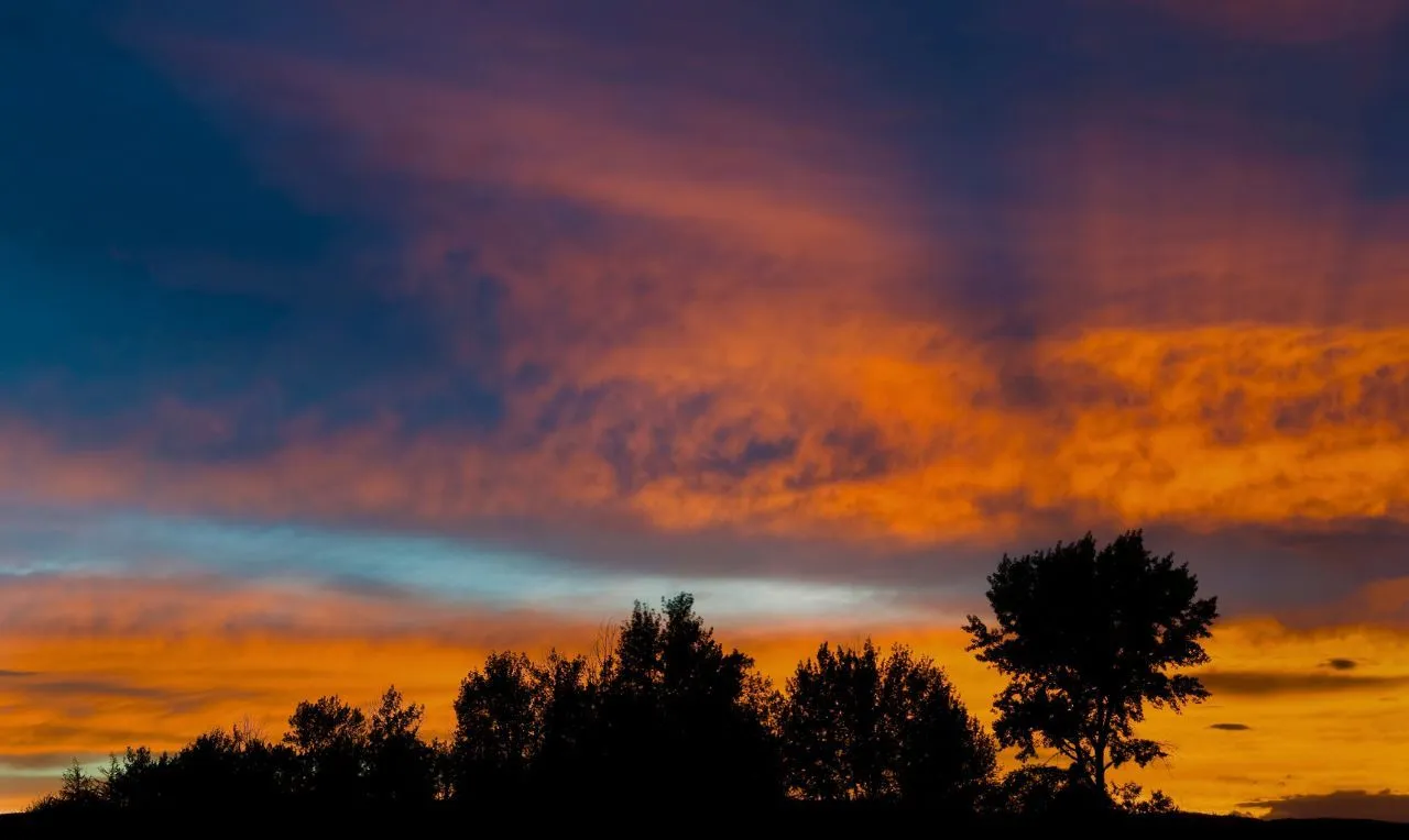 A imagem ilustra um dia de sol e calor